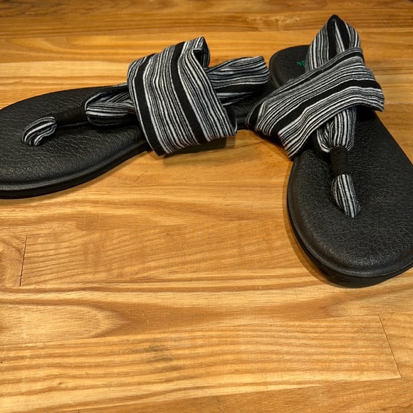 Sanuk Women's Yoga Sling Black Sandals Yoga Mat Slip On Flip Flops, size 7 - Picture 1 of 5